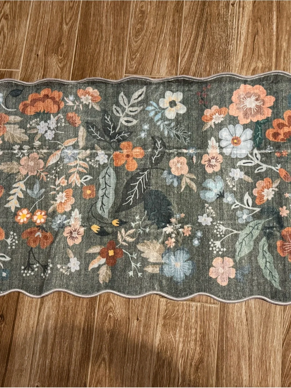Green Floral Scalloped Holiday Rug - Home Holiday
